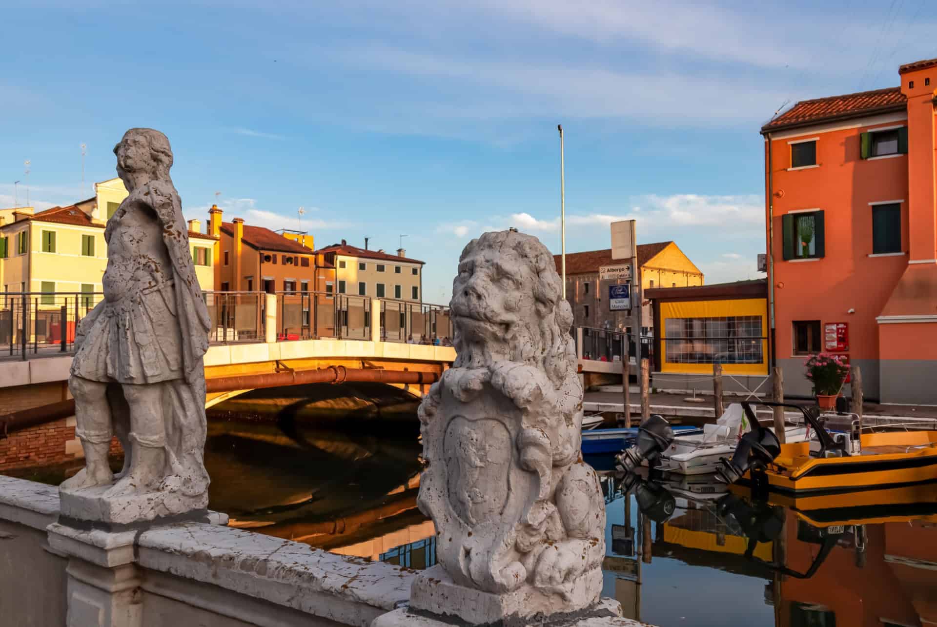 ile de chioggia a venise statues