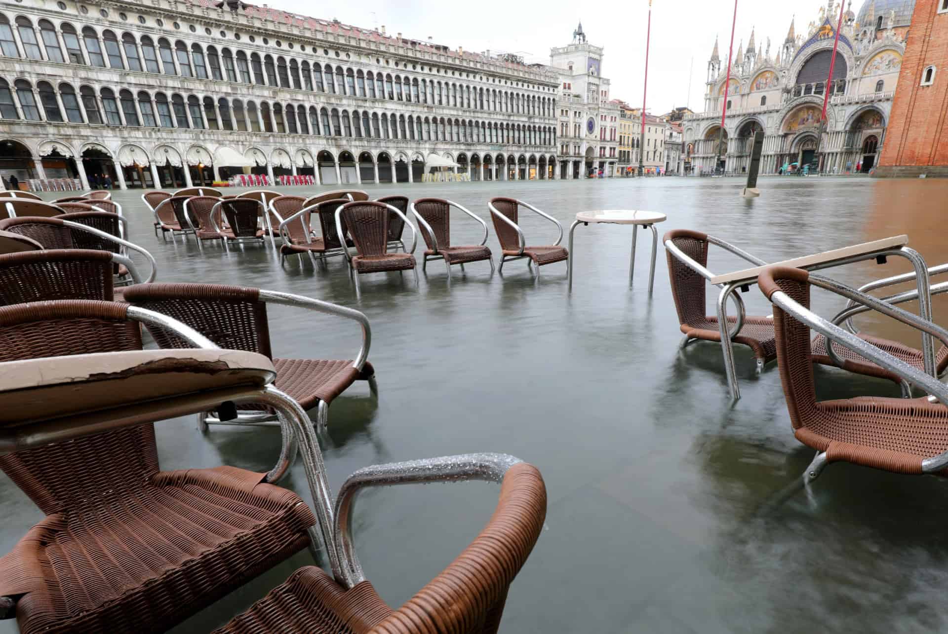 san marco terrasse inondée pendant l'acqua alta san marco terrasse inondée pendant l'acqua alta