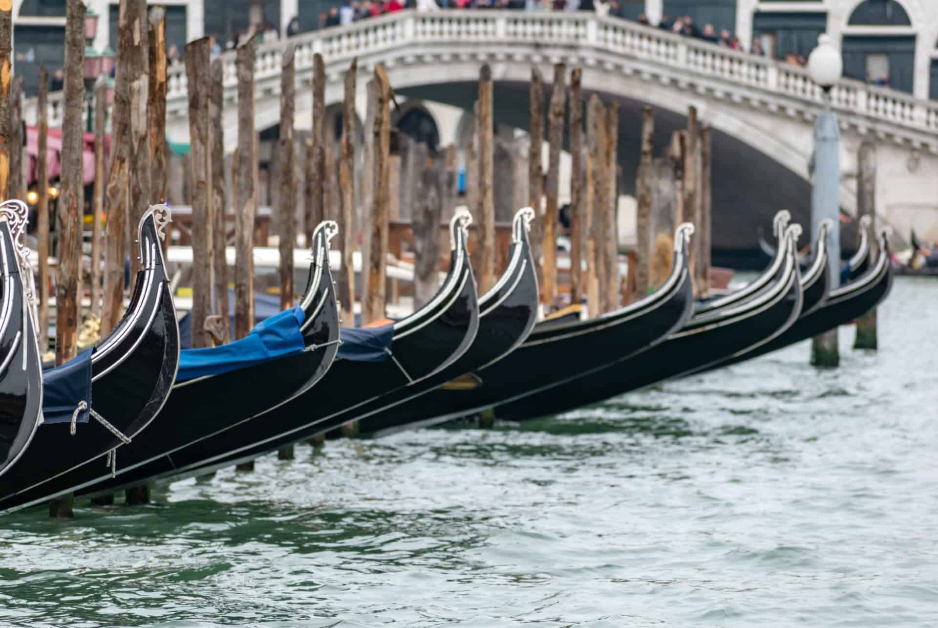 gondoles devant un pont de venise