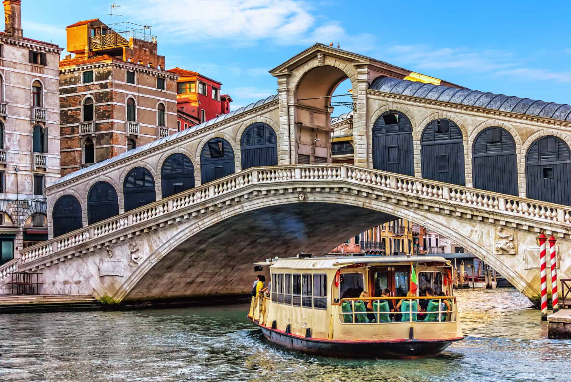vaporetto sous le pont de rialto a venise vaporetto sous le pont de rialto a venise
