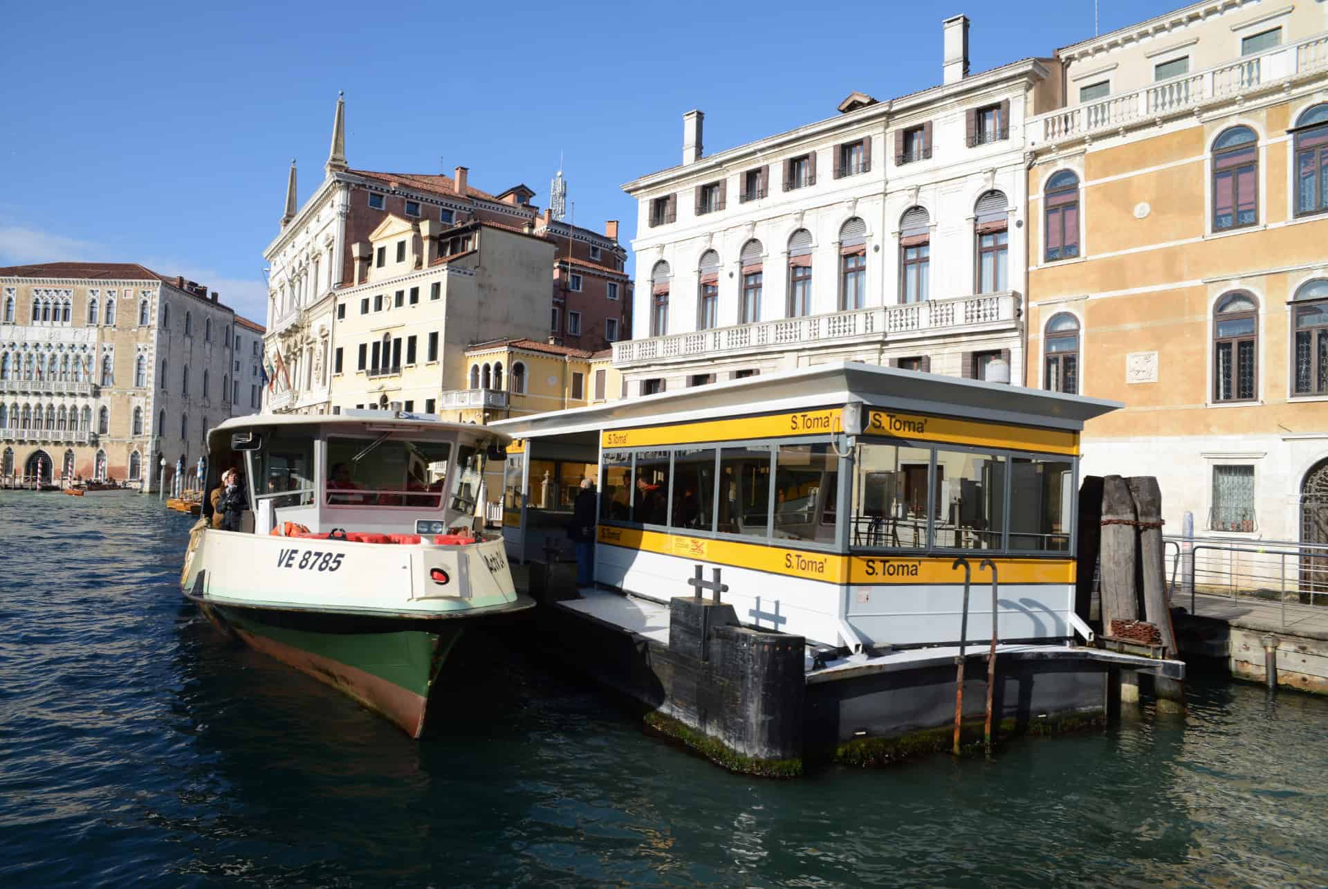 vaporetto sur une station du grand canal