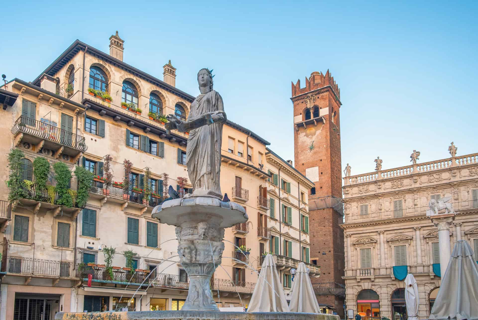 piazza delle erbe verone depuis venise piazza delle erbe