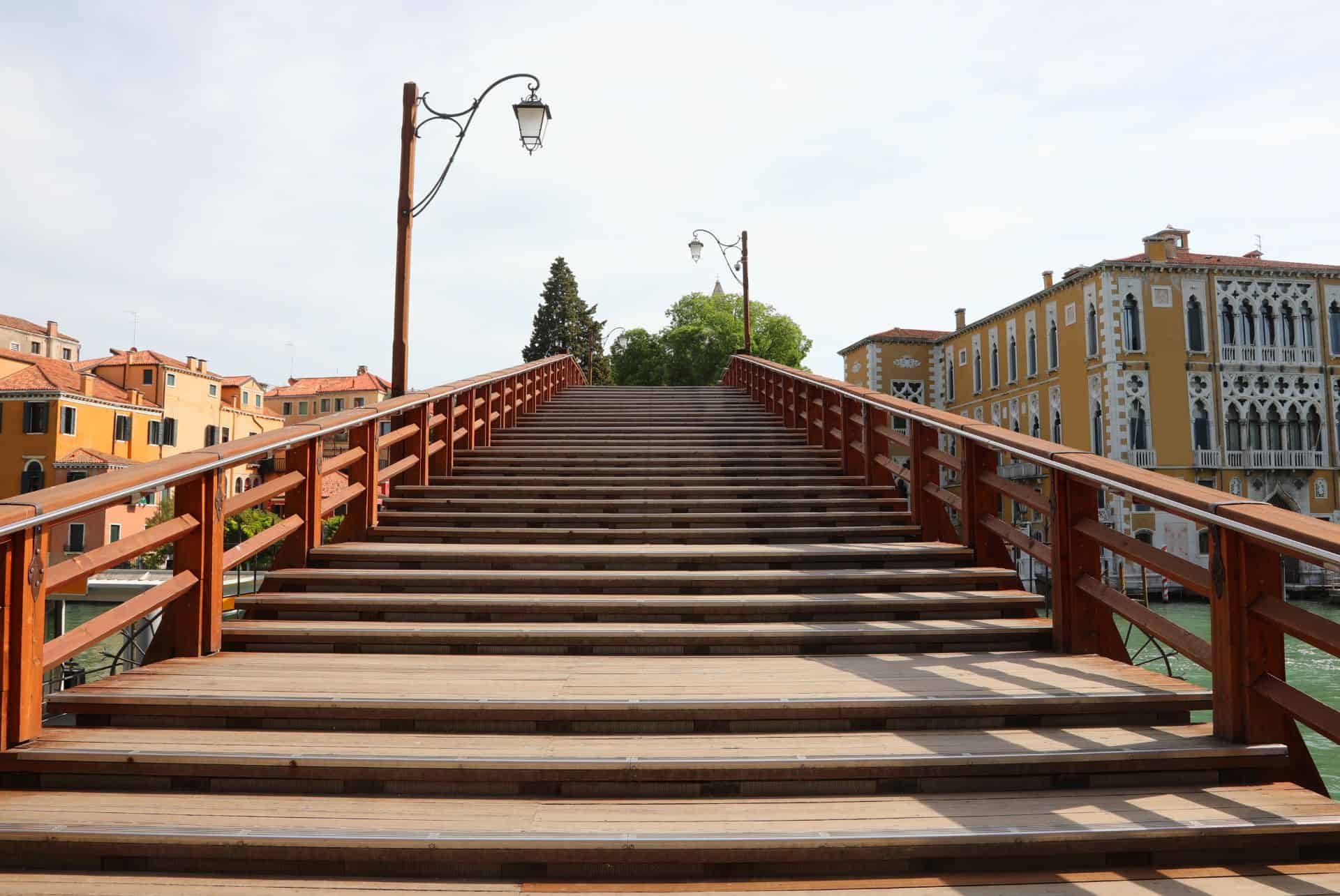 pont de l accademia marches